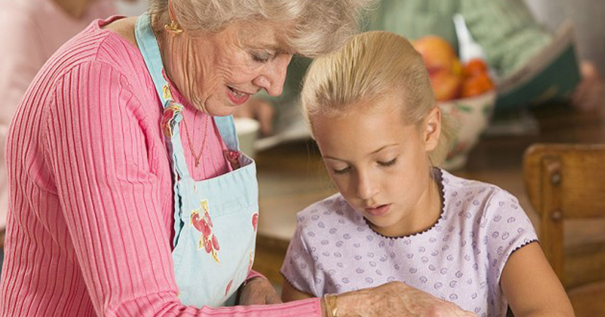 Как помочь внучке. Бабушка и внучка. Бабушка и внучка в саду. Бабушка и внучка за столом. Бабушка советует.