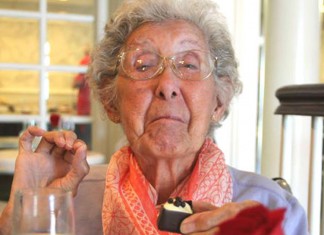 Velhinha de 91 anos recusa tratamento de câncer; motivo está comovendo a web