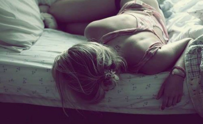 Спящих блондинок видео. Блондинка на кровати со спины.