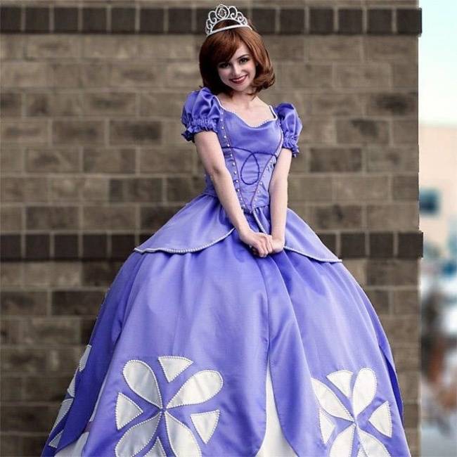 asomadetodosafetos.com - Esta mulher se veste como as princesas da Disney por um lindo motivo