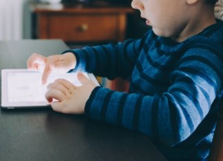 Crianças expostas sem critérios aos eletrônicos têm atraso em seu desenvolvimento