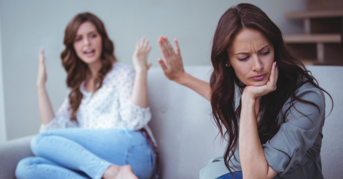 8 comportamentos que ajudam a reconhecer se uma pessoa está se fazendo de vítima