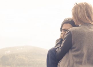 Benefícios psicológicos do abraço