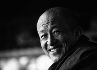 “Um facho de luz na escuridão da tempestade” por Dzongsar Khyentse Rinpoche