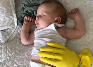 Mãe inventa truque incrível para fazer seu bebê dormir enquanto ela toma um rápido banho.