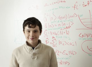 Menino gênio diagnosticado com autismo tem QI maior do que de Einstein