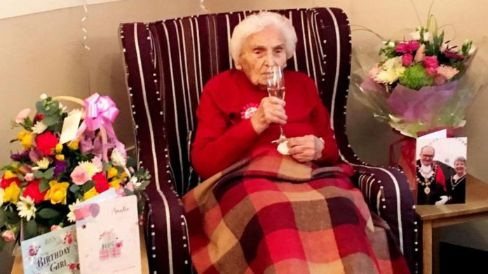 Mulher completou 105 anos e revelou que “evitar homens” tem sido a chave para sua longevidade