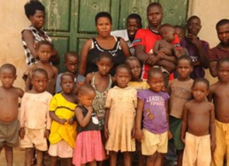 Mulher ugandense deu à luz 44 filhos e descreve como sua vida é