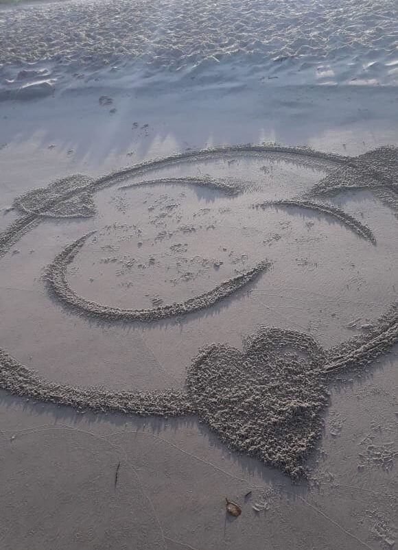 asomadetodosafetos.com - Gari faz desenhos na areia para fazer as pessoas sorrirem mais