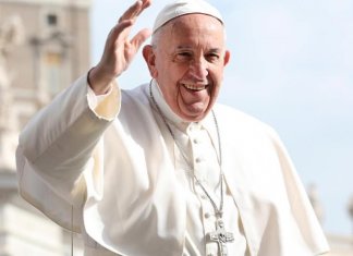 Papa diz a homem gay que “Deus o fez e o ama assim”