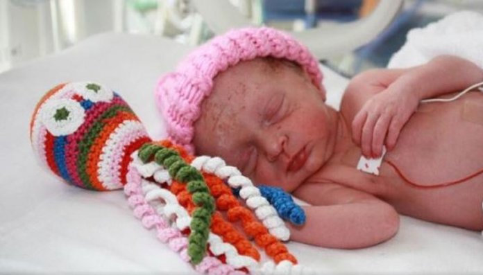 Polvos de crochê estão estão ajudando bebês prematuros ao redor do mundo