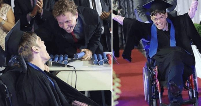 Com paralisia cerebral, jovem é ovacionado ao receber diploma ( vídeo)