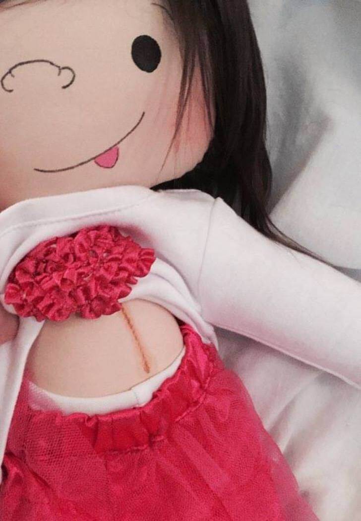 asomadetodosafetos.com - Ela fez bonecas com as mesmas características e singularidades que as crianças. Ajude a comemorar suas diferenças