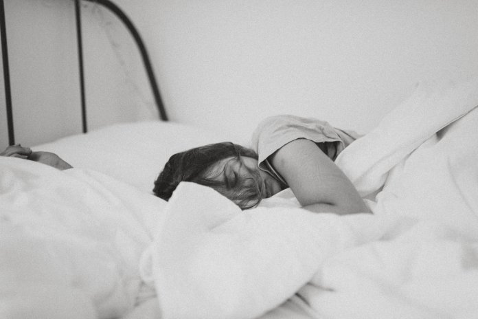 Preguiça de levantar da cama é sinal de inteligência, diz estudo