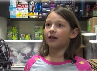 Menina encontra bilhete de loteria premiado e compra comida para pessoas sem abrigo