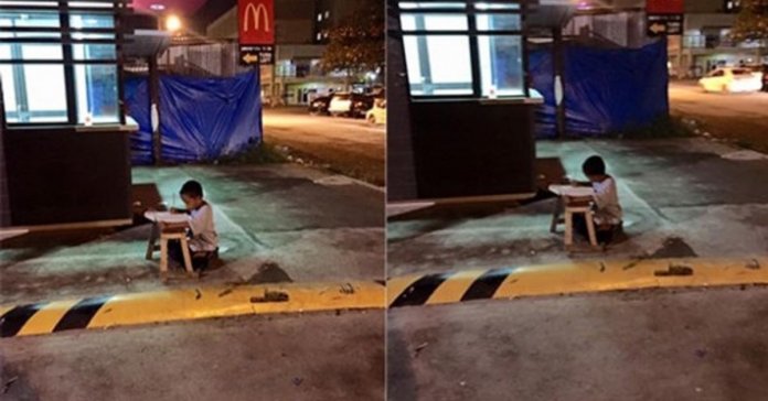A foto que emocionou o mundo: menino, morador de rua, se vale da luz do McDonald’s para fazer lição de casa