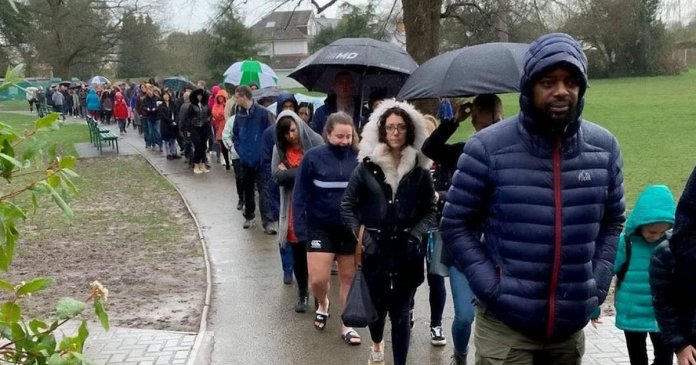 Graças a internet: Multidão faz fila na chuva para salvar menino com câncer