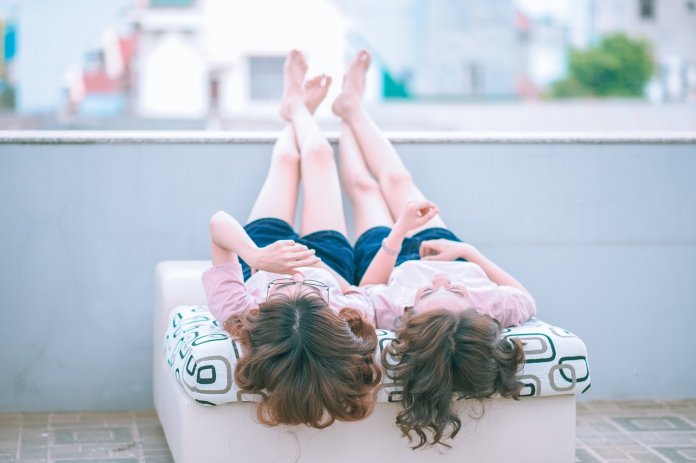 15 razões pelas quais sua irmã mais nova é a melhor coisa que poderia ter acontecido com você