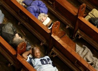 Igreja nos EUA abre as portas para pessoas em situação de rua dormirem
