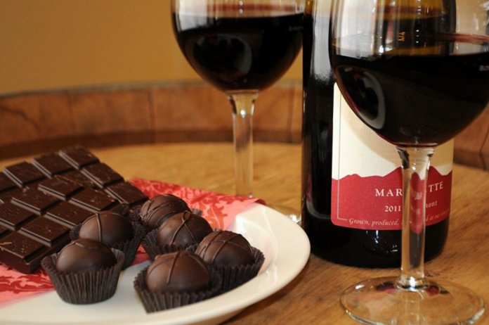 Beber vinho tinto e comer chocolate pode prevenir o envelhecimento