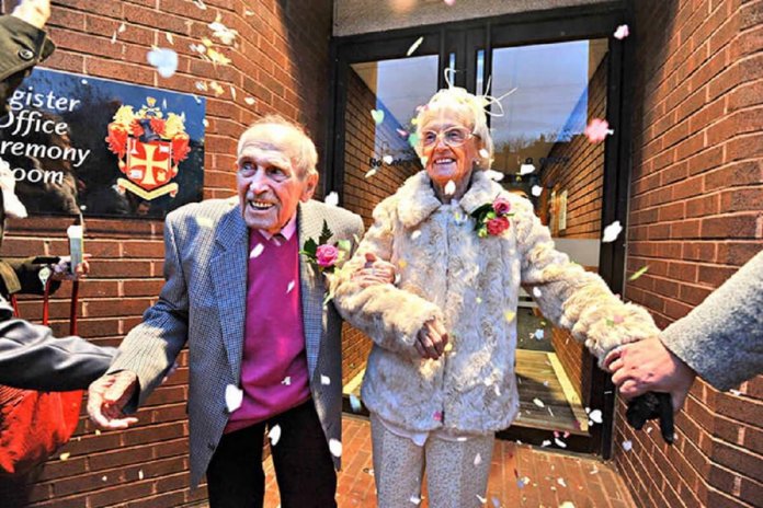 Homem de 97 anos se casa com mulher de 90 e diz: “Nunca é tarde para amar”