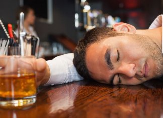 Fingir uma atitude positiva no trabalho pode fazer você beber mais álcool no final do expediente