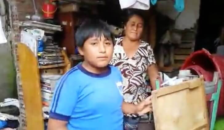 contioutra.com - Menino não tinha luz em casa e fez a lição de casa na rua, usando a iluminação do poste