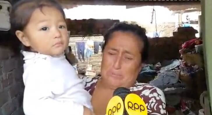 contioutra.com - Menino não tinha luz em casa e fez a lição de casa na rua, usando a iluminação do poste