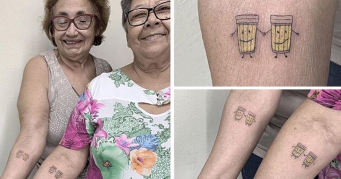 Amizade e cerveja: Amigas há mais de 30 anos, idosas fazem tatuagem para celebrar as melhores coisas da vida.