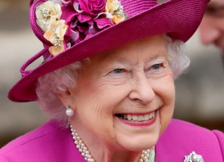 Elizabeth II oferece vaga com salário de R$ 152 mil; a função, administrar suas redes sociais.