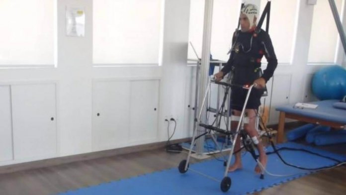 Pesquisa liderada por cientista brasileiro faz dois paraplégicos caminharem
