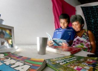 Menino de 11 anos ensina mãe catadora de lixo a ler e escrever