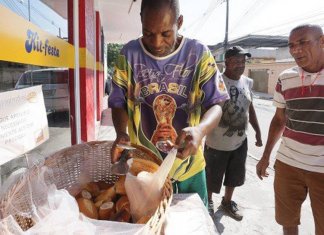 Padaria no Rio de Janeiro deixa cesto de pães para quem não pode pagar