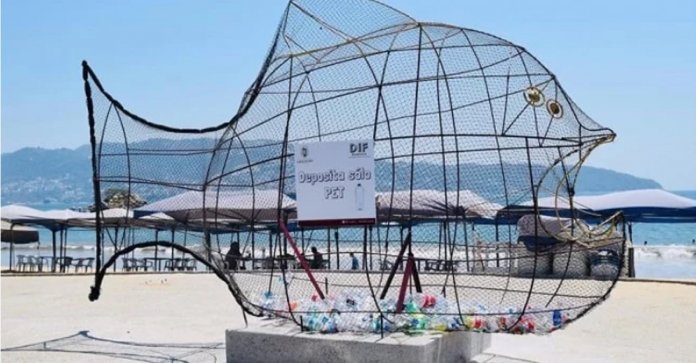 Artista instala latas de lixo em forma de peixes gigantes em praias no México. Quer aumentar a conscientização