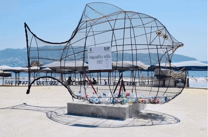 asomadetodosafetos.com - Artista instala latas de lixo em forma de peixes gigantes em praias no México. Quer aumentar a conscientização