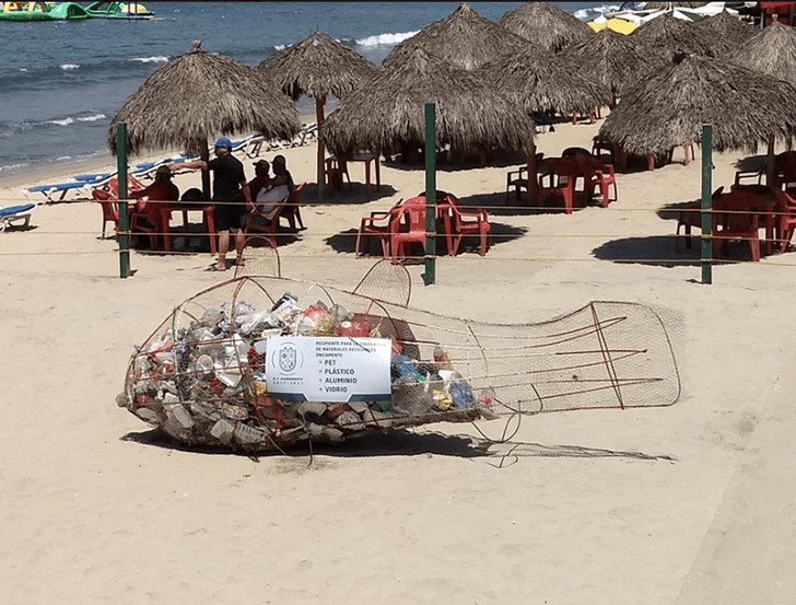 asomadetodosafetos.com - Artista instala latas de lixo em forma de peixes gigantes em praias no México. Quer aumentar a conscientização