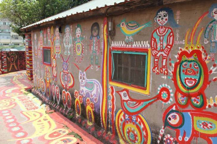 asomadetodosafetos.com - Avô de 96 anos transforma casas em obras de arte