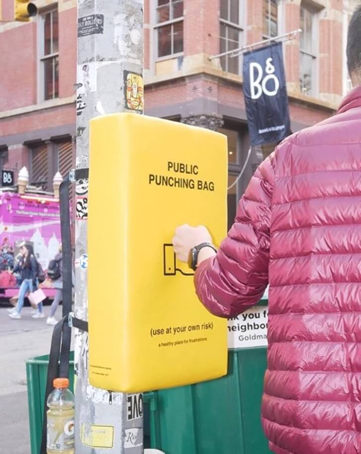 asomadetodosafetos.com - Em Manhattan, eles instalaram sacos de boxe para aliviar o estresse. Não é fácil viver em grandes cidades