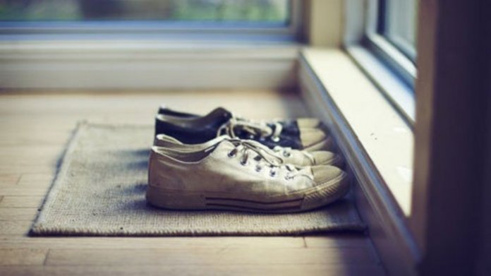 Tirar os sapatos antes de entrar em casa não é assim tão ruim.
