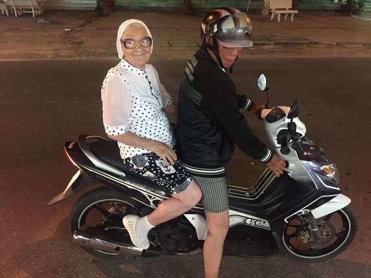 contioutra.com - Vovozinha de 89 anos viaja sozinha pelo mundo com a sua mochila e bengala