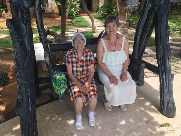 asomadetodosafetos.com - Vovozinha de 89 anos viaja sozinha pelo mundo com a sua mochila e bengala