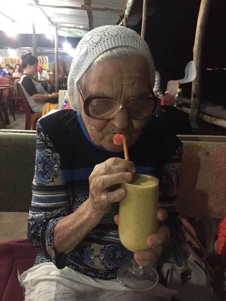 contioutra.com - Vovozinha de 89 anos viaja sozinha pelo mundo com a sua mochila e bengala