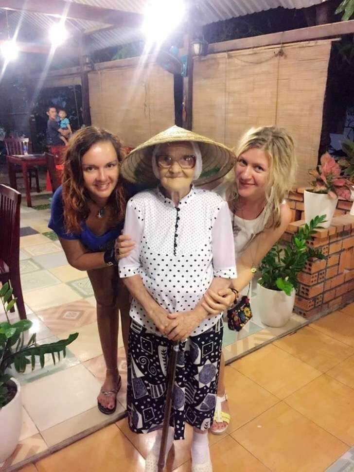 contioutra.com - Vovozinha de 89 anos viaja sozinha pelo mundo com a sua mochila e bengala