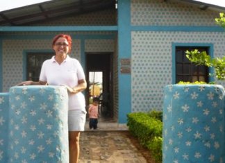Em apenas 20 dias, mulher constrói casas com garrafas PET para famílias necessitadas