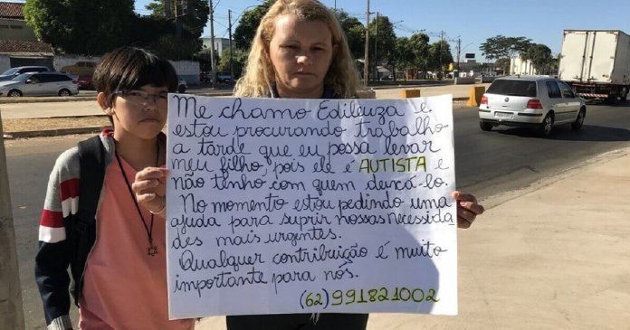 Mãe faz cartaz pedindo emprego em que possa levar filho autista