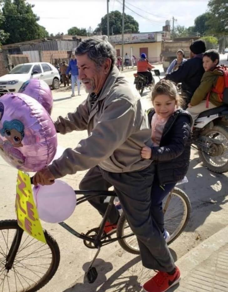 contioutra.com - Vovô enfeitou sua bicicleta com balões para buscar sua neta na escola. O melhor aniversário