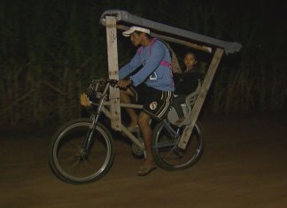 Pai adapta bicicleta e pedala 40 km todos os dias para levar filha à escola