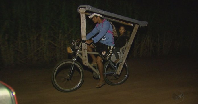 Pai adapta bicicleta e pedala 40 km todos os dias para levar filha à escola