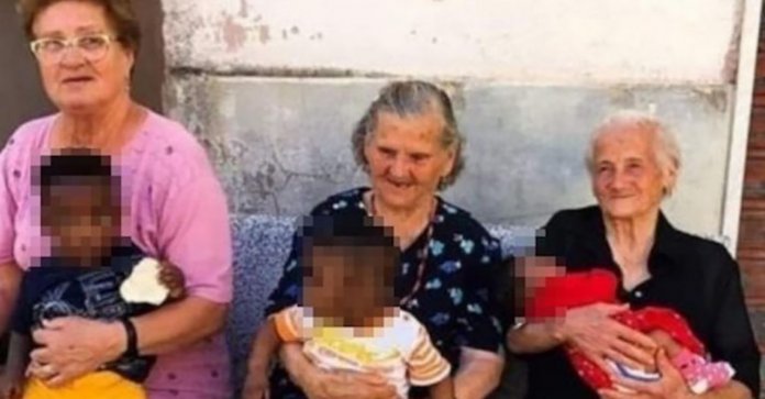 A definição de “amor de vó”: Foto de 3 vovós italianas cuidando de crianças migrantes viraliza