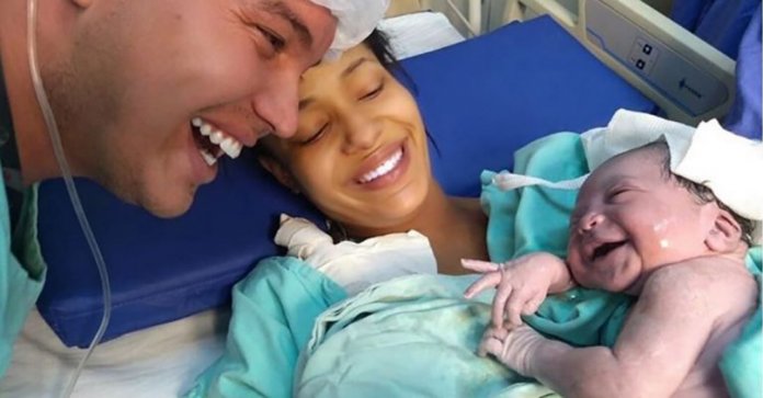 Bebê sorri para o pai após o parto e foto viraliza: “foi [ali] que pude ter certeza do que é o amor”